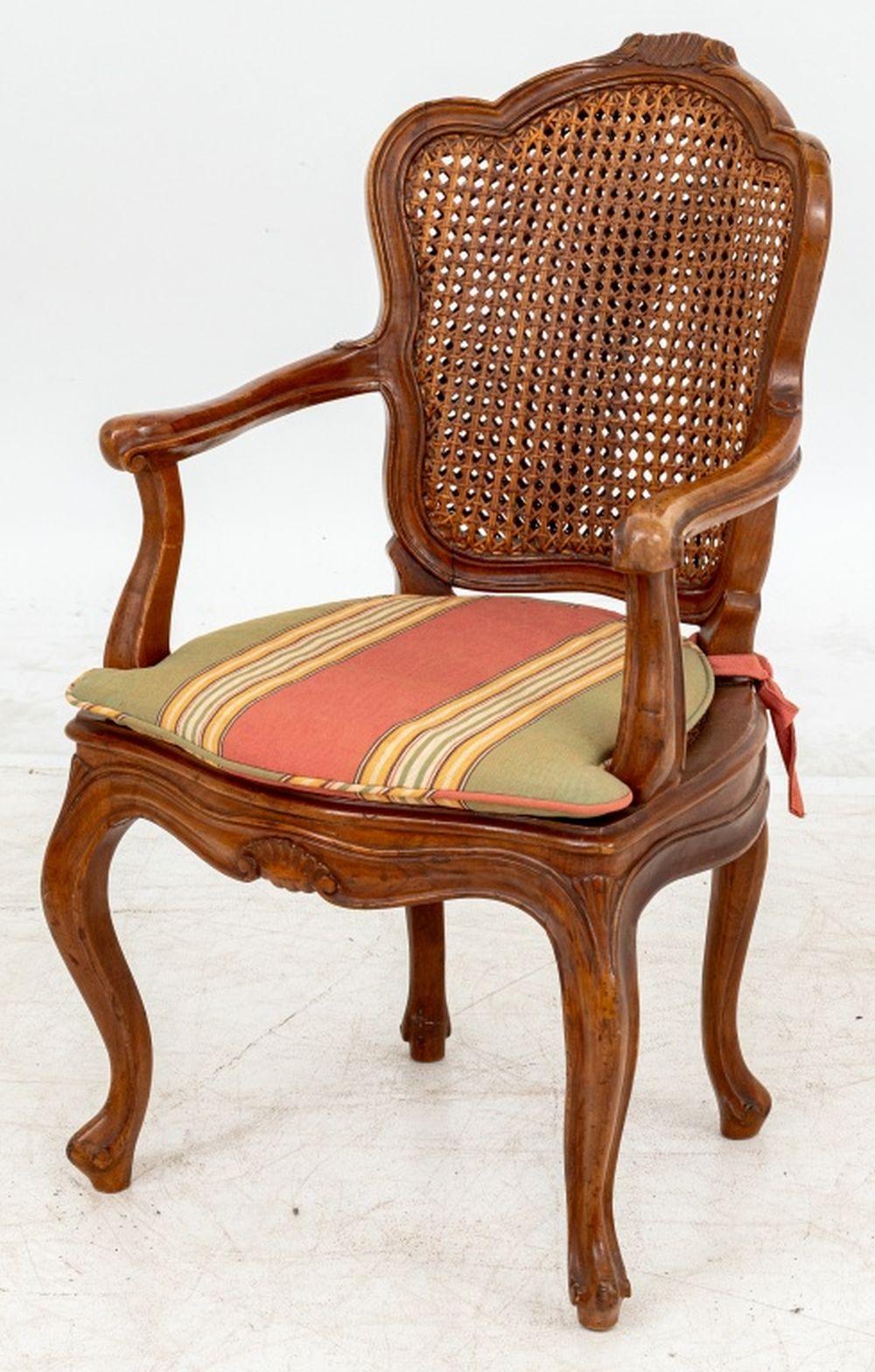 Fauteuil infantil de nogal estilo Luis XV, con respaldo de listones y cojín de asiento tapizado a rayas, sobre patas cabriolé, estampado 