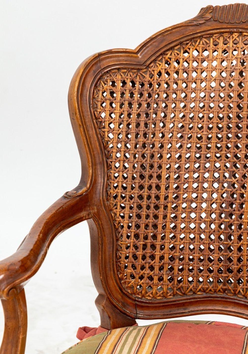 Fauteuil infantil de nogal estilo Luis XV Italiano en venta