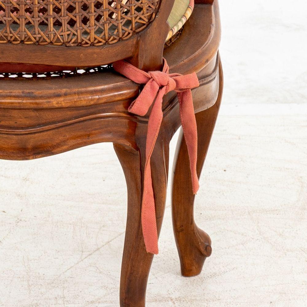 Fauteuil infantil de nogal estilo Luis XV en Bueno estado para la venta en Astoria, NY