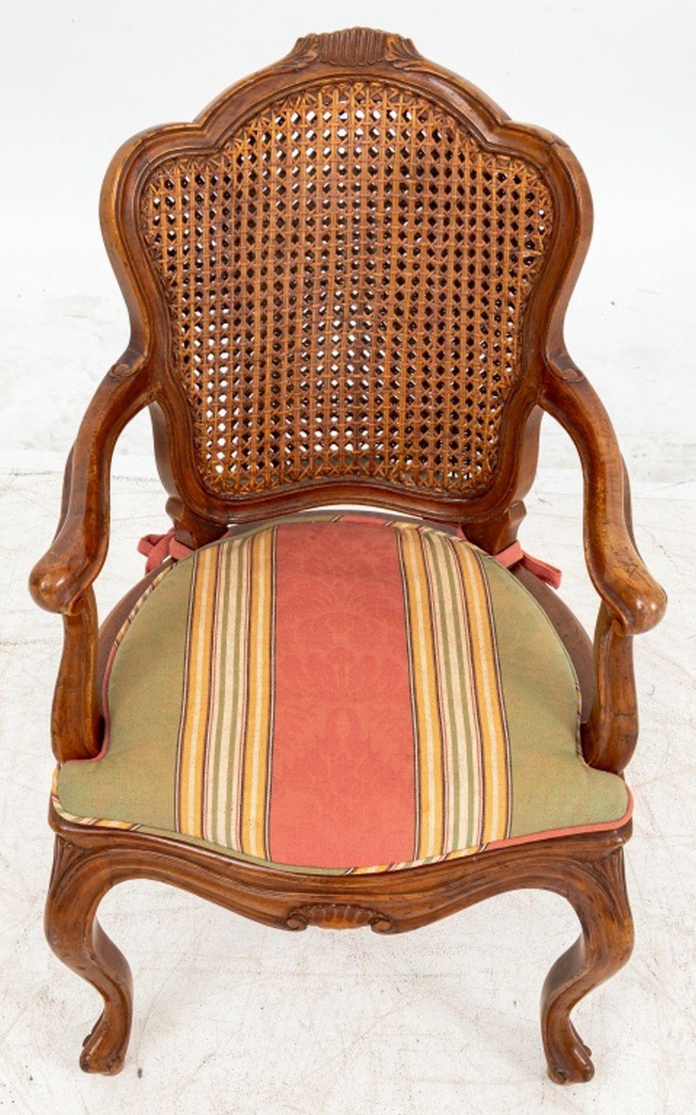 Fauteuil infantil de nogal estilo Luis XV siglo XX en venta