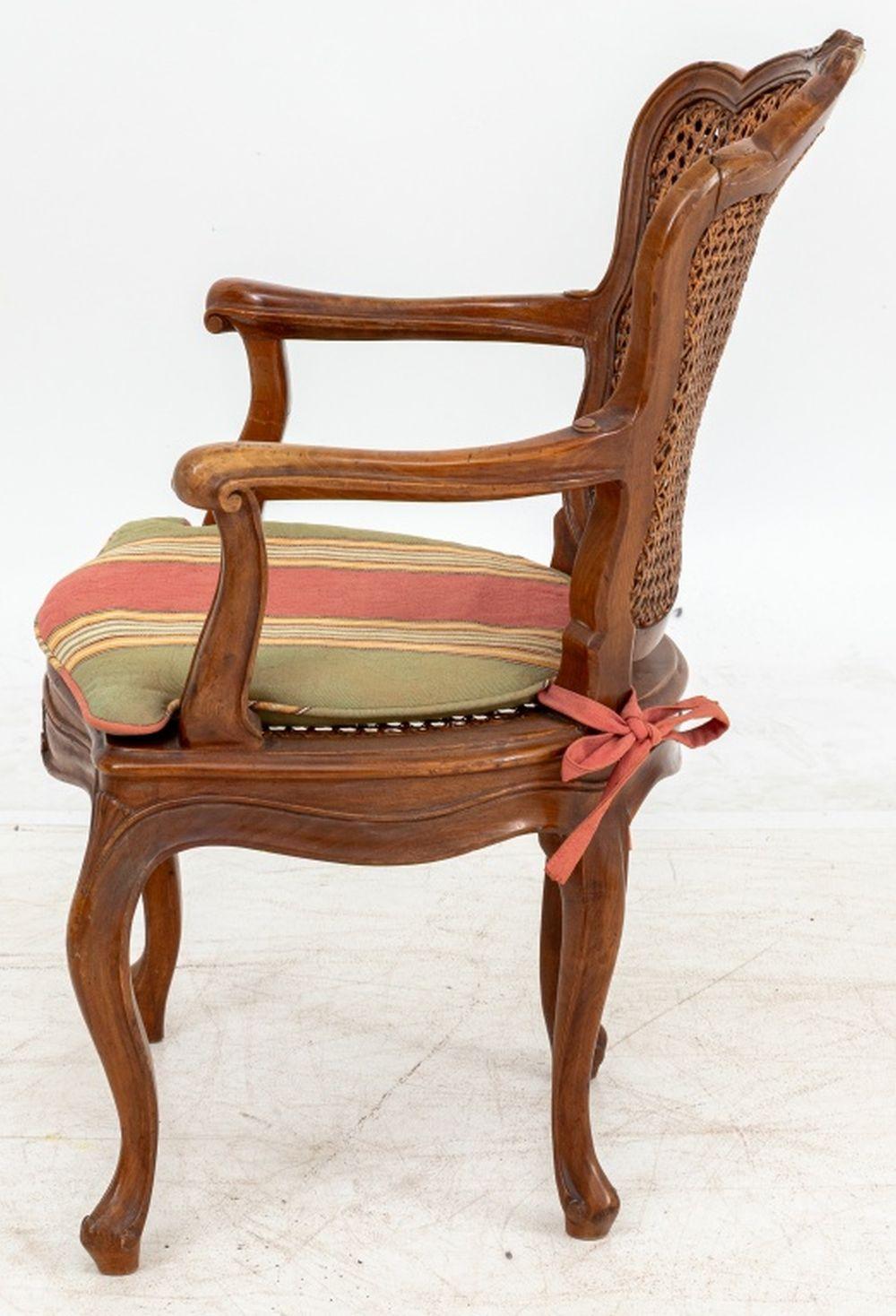 Fauteuil infantil de nogal estilo Luis XV Caña en venta