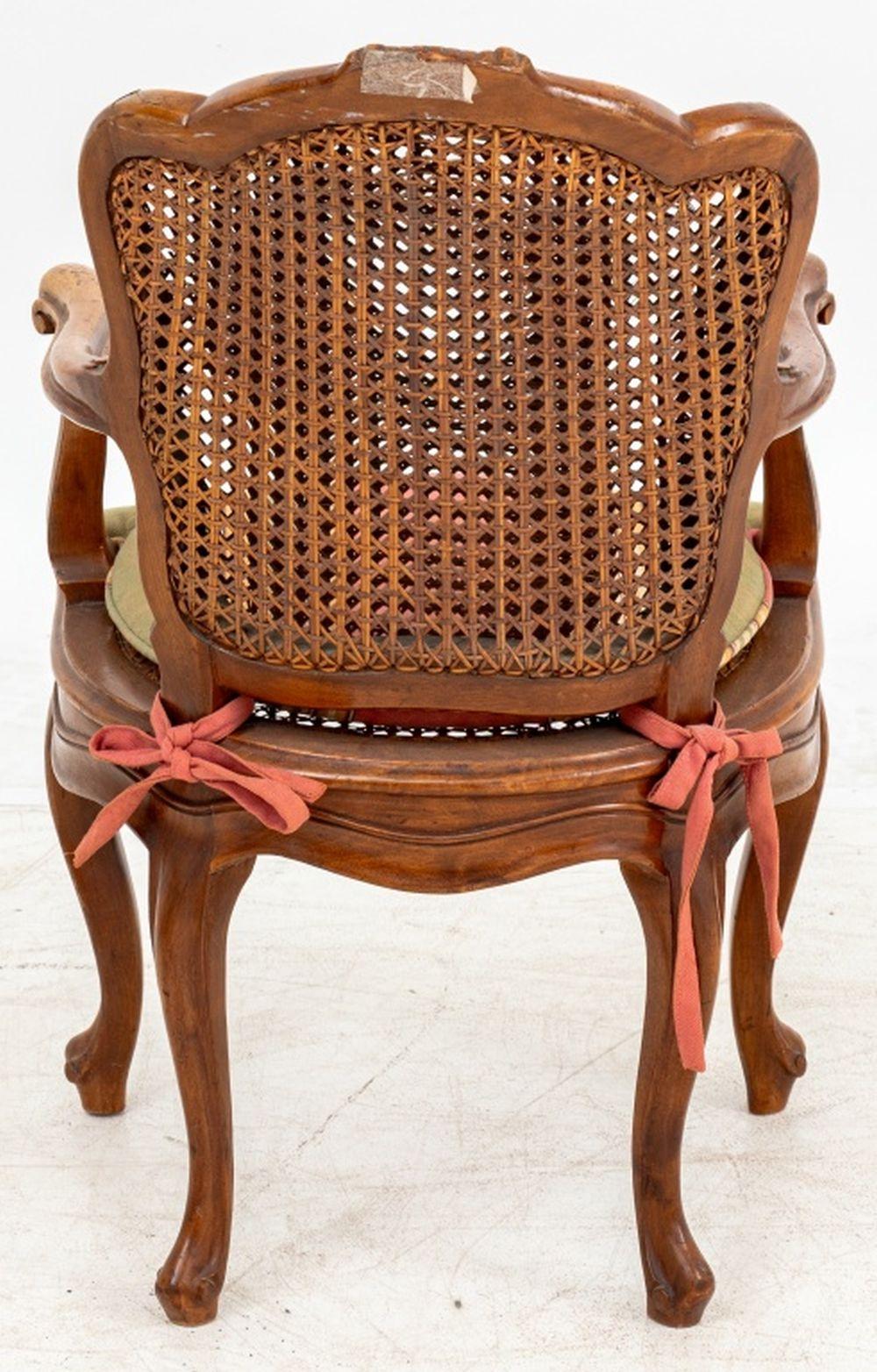 Fauteuil infantil de nogal estilo Luis XV en venta 1