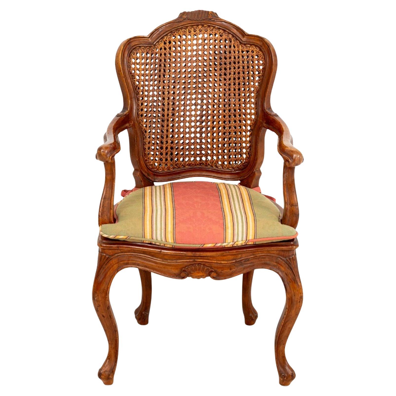Fauteuil infantil de nogal estilo Luis XV en venta