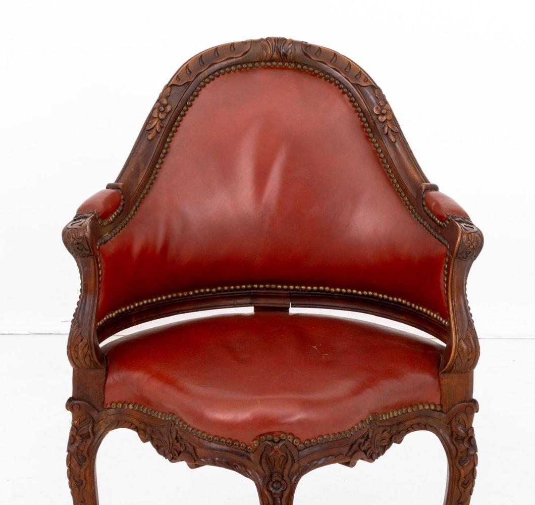 Sedia angolare in noce in stile Luigi XV, con struttura e cresta intagliata a fiori, rivestimento in pelle rossa, su quattro gambe cabriole. 35,25