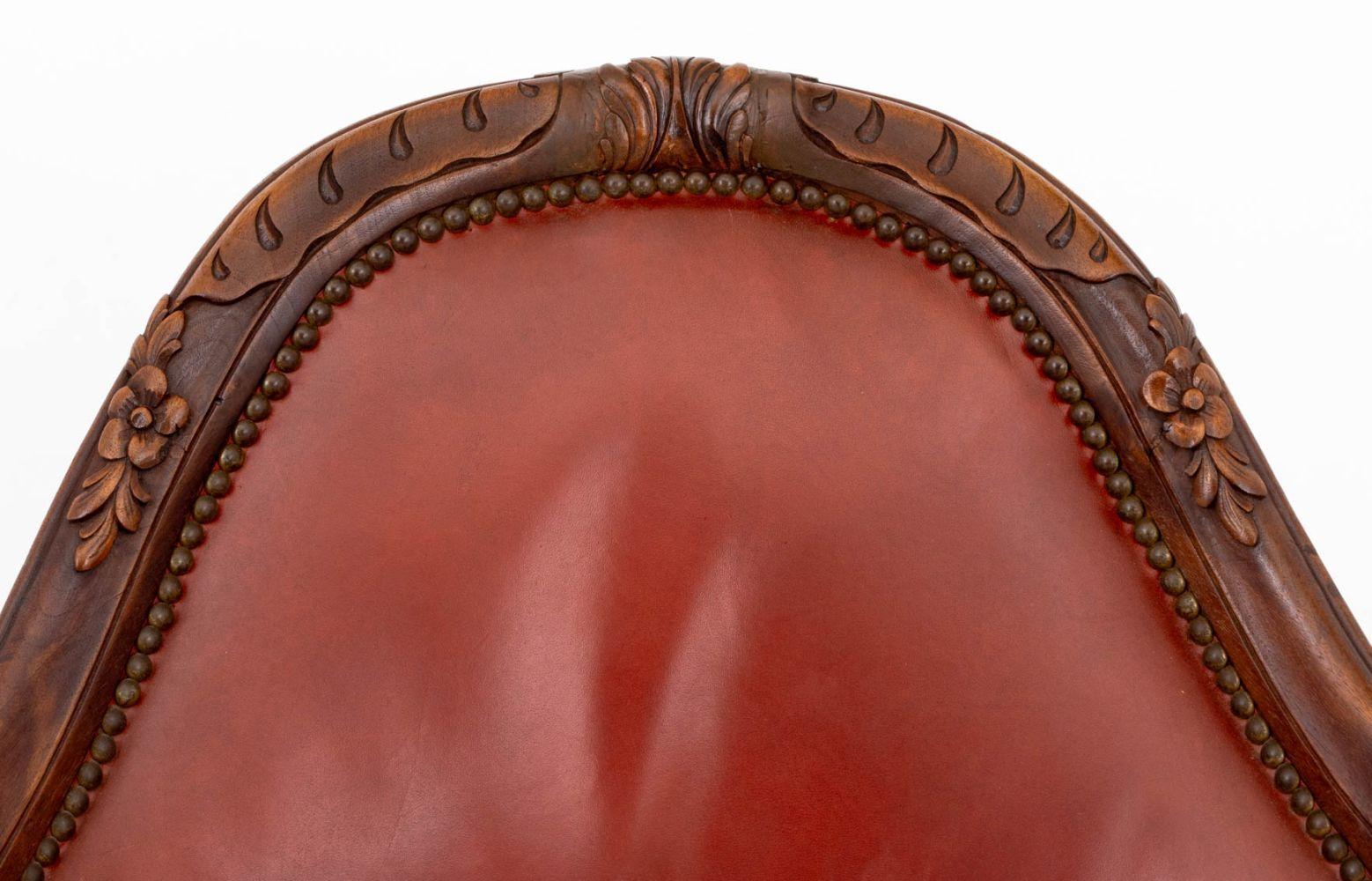 Intagliato Sedia angolare in noce stile Luigi XV in vendita