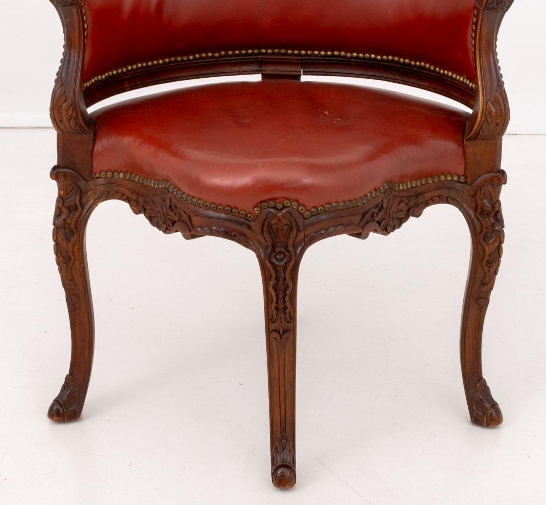 Sedia angolare in noce stile Luigi XV In condizioni buone in vendita a Astoria, NY