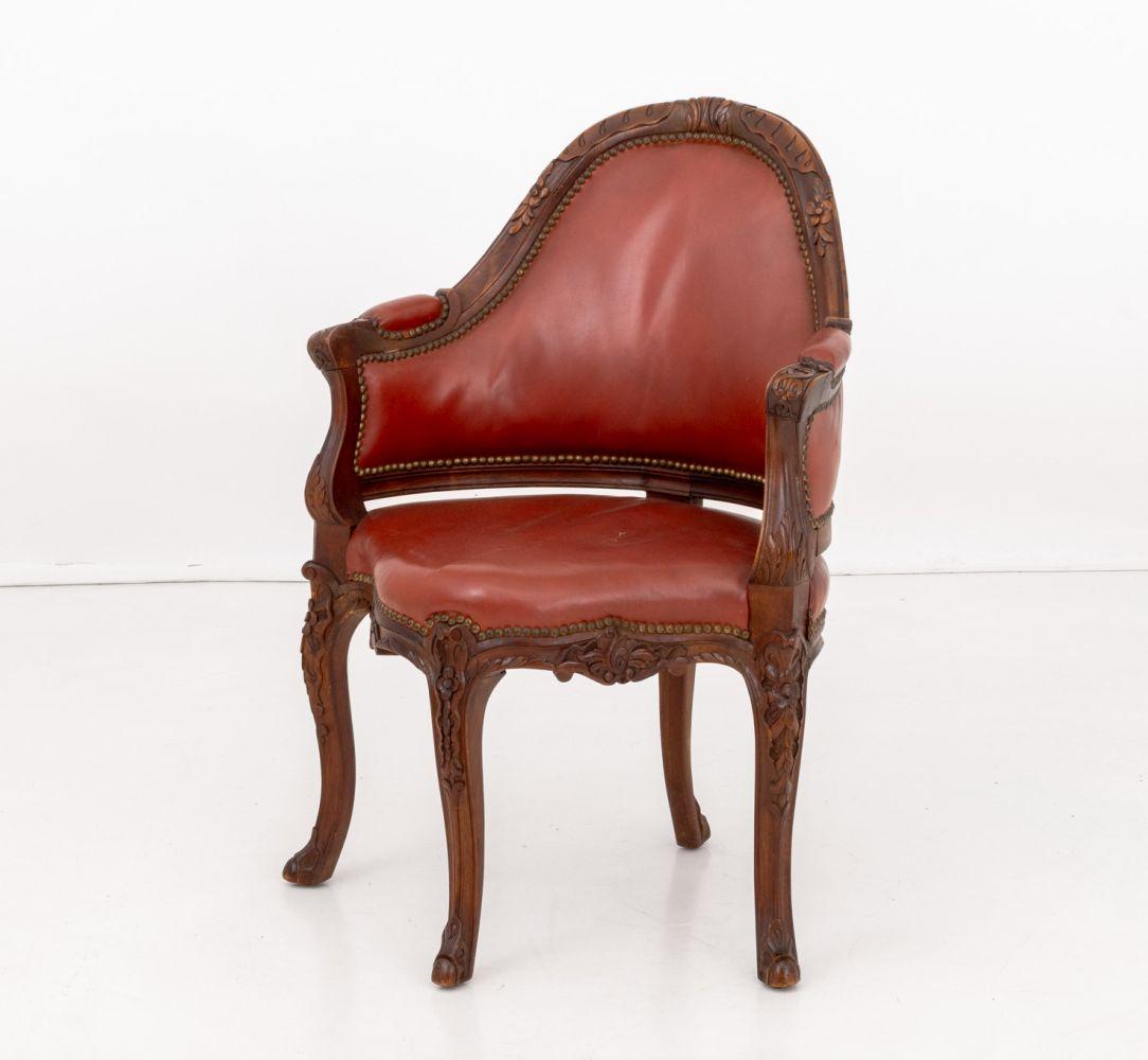 XX secolo Sedia angolare in noce stile Luigi XV in vendita