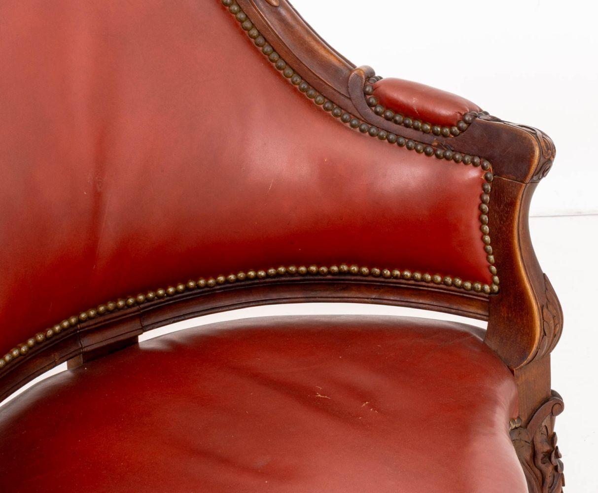 Pelle Sedia angolare in noce stile Luigi XV in vendita