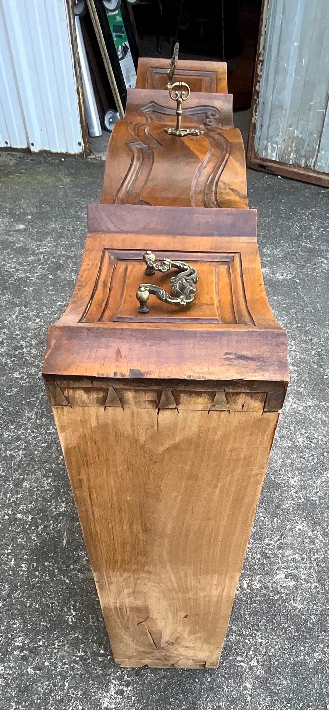 Cassettiera in noce con anguilla in stile Luigi XV, inizio XIX secolo in vendita 7