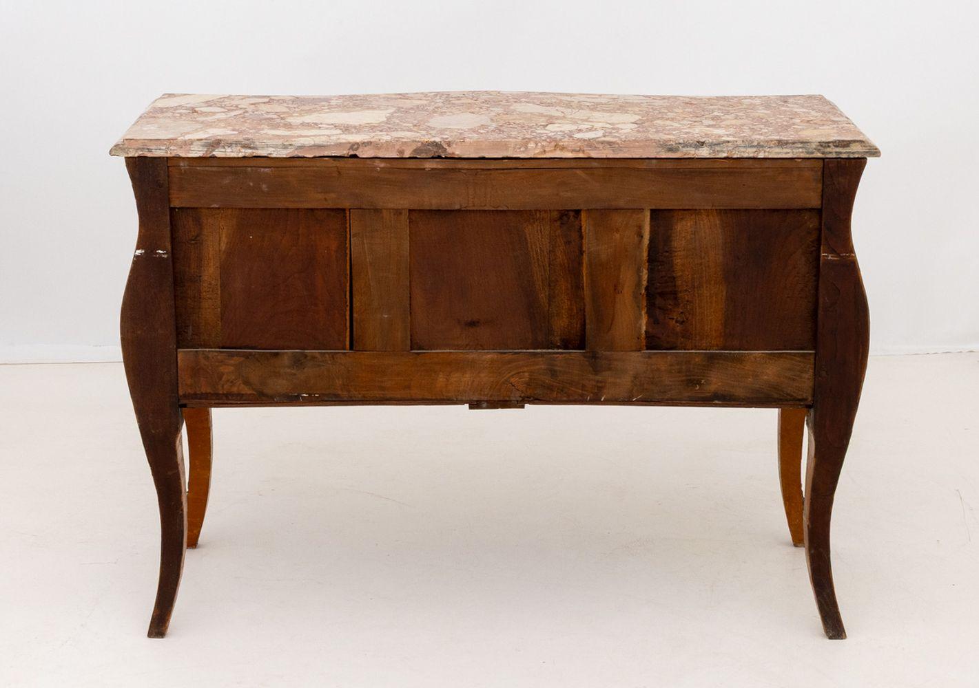 Louis XV Style Walnut Marquetry Bombe Commode en vente 4