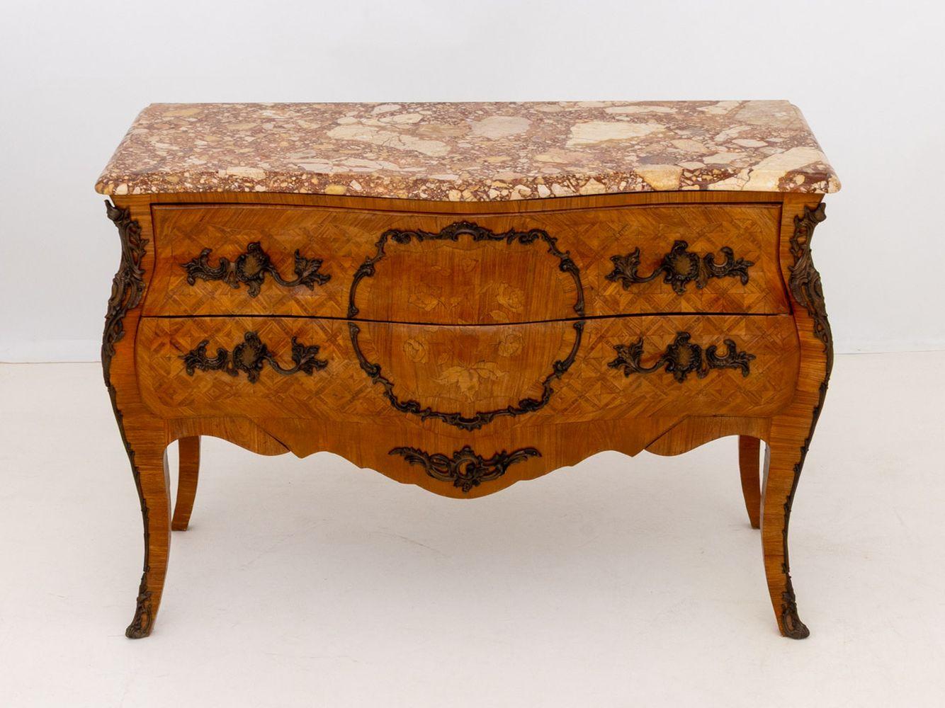 Français Louis XV Style Walnut Marquetry Bombe Commode en vente