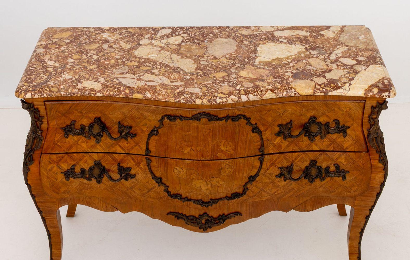 Louis XV Style Walnut Marquetry Bombe Commode Bon état - En vente à Astoria, NY