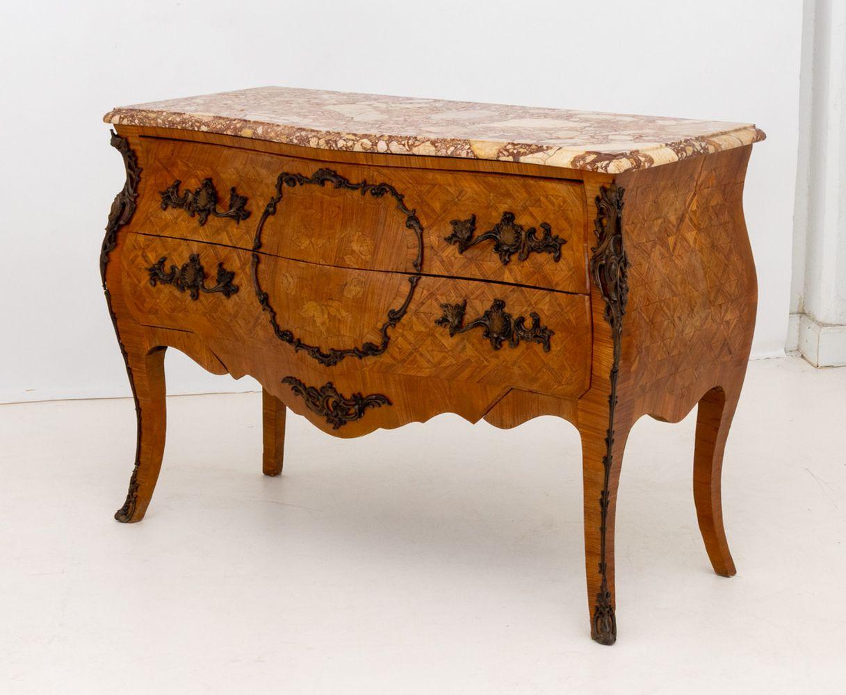 XIXe siècle Louis XV Style Walnut Marquetry Bombe Commode en vente
