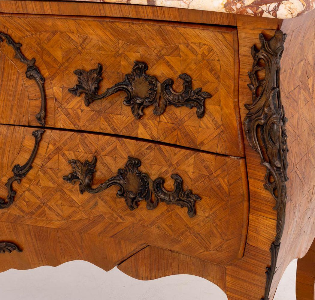 Louis XV Style Walnut Marquetry Bombe Commode en vente 1