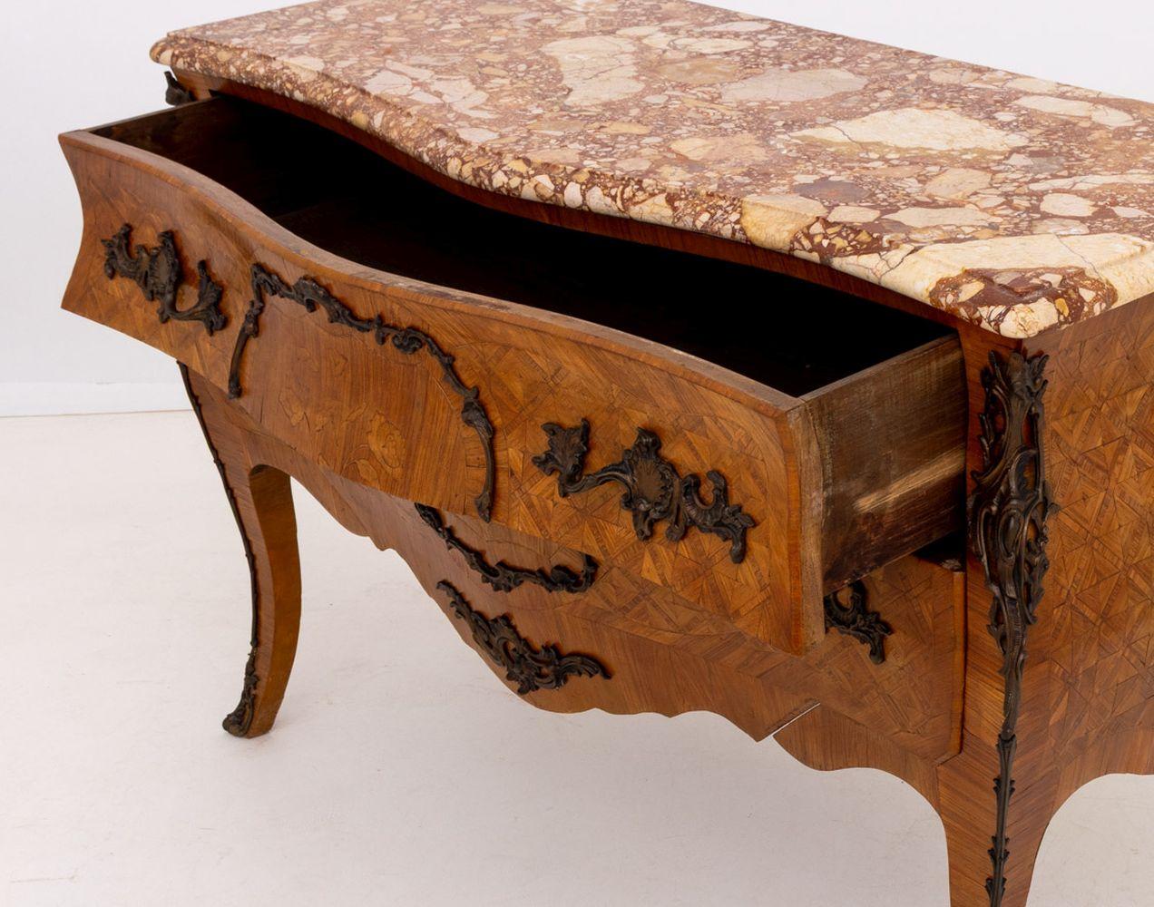 Louis XV Style Walnut Marquetry Bombe Commode en vente 2