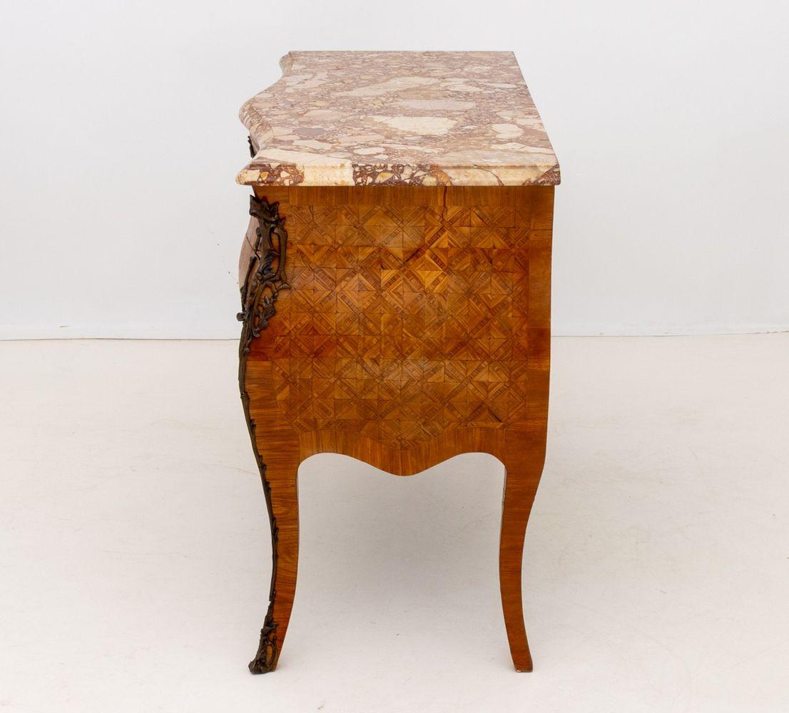 Louis XV Style Walnut Marquetry Bombe Commode en vente 3