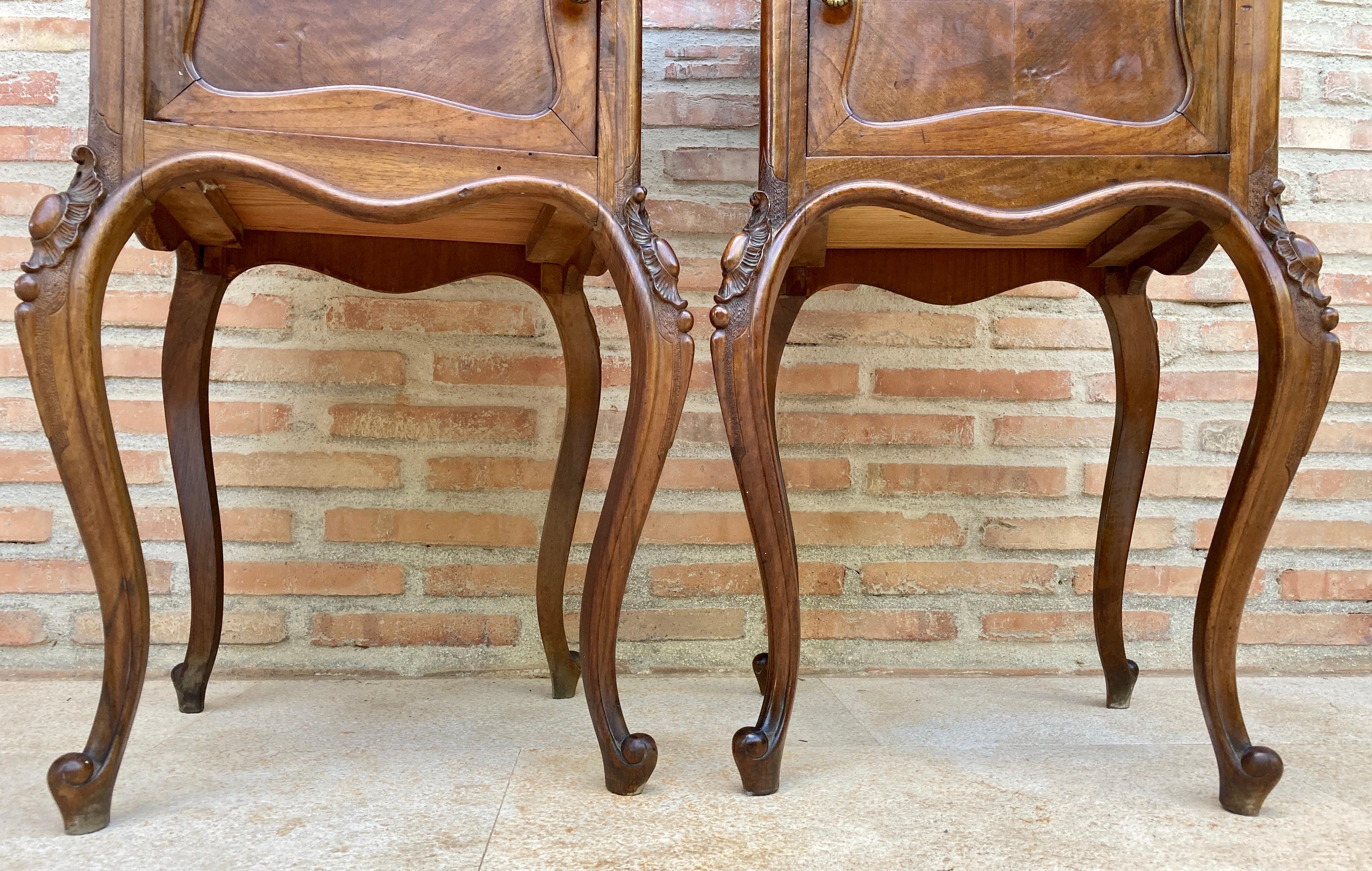 Louis XV Style Walnut Nightstands with Marble Top, 1930s, Set of 2 For Sale 1
