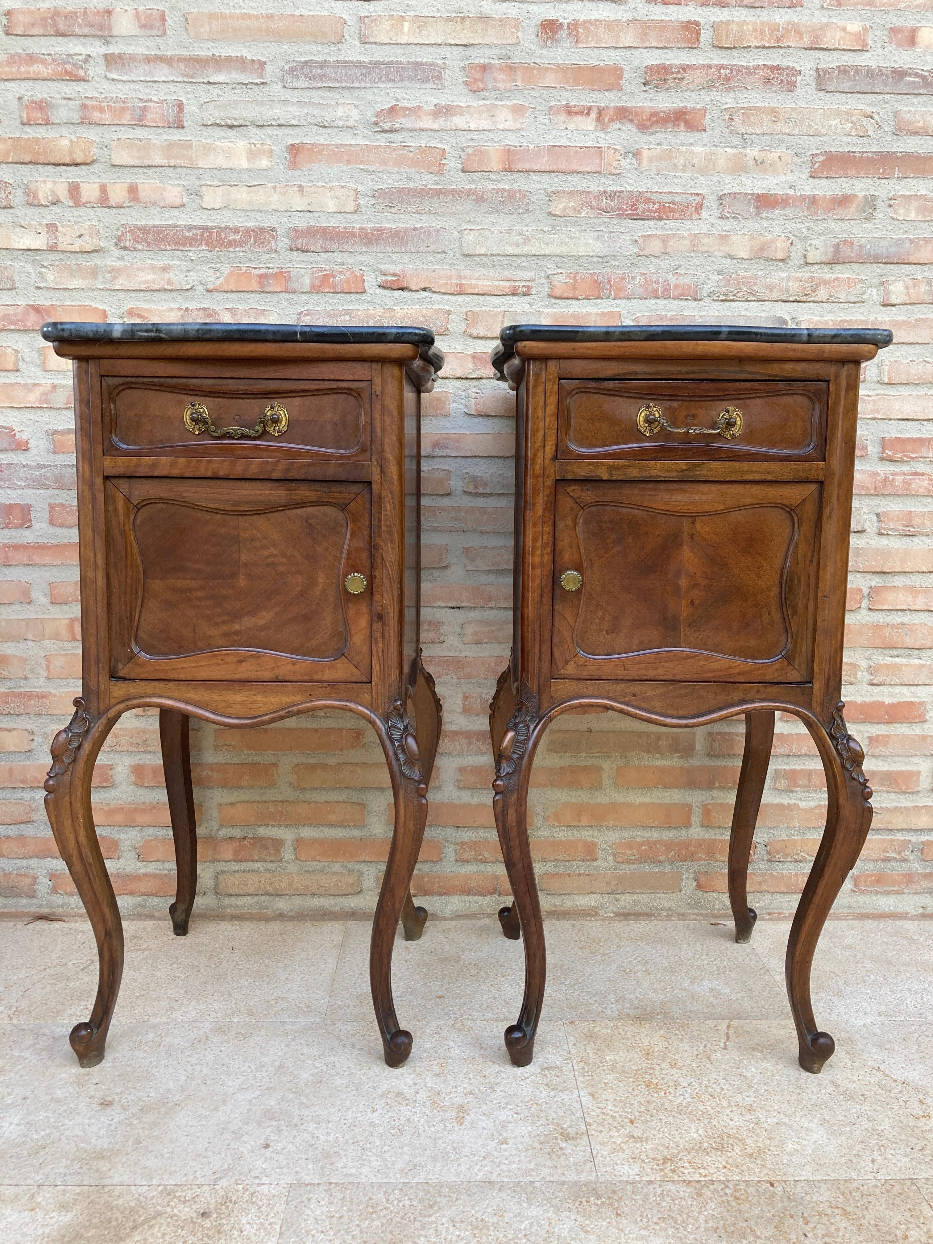 Pair of Louis XV style walnut nightstands with marble top, 1930s.
Beautiful pair of Louis XV style bedside tables, from the 30s.
They were made with walnut wood.
Its long spider legs will add a touch of elegance to your bedroom.
Each of them has