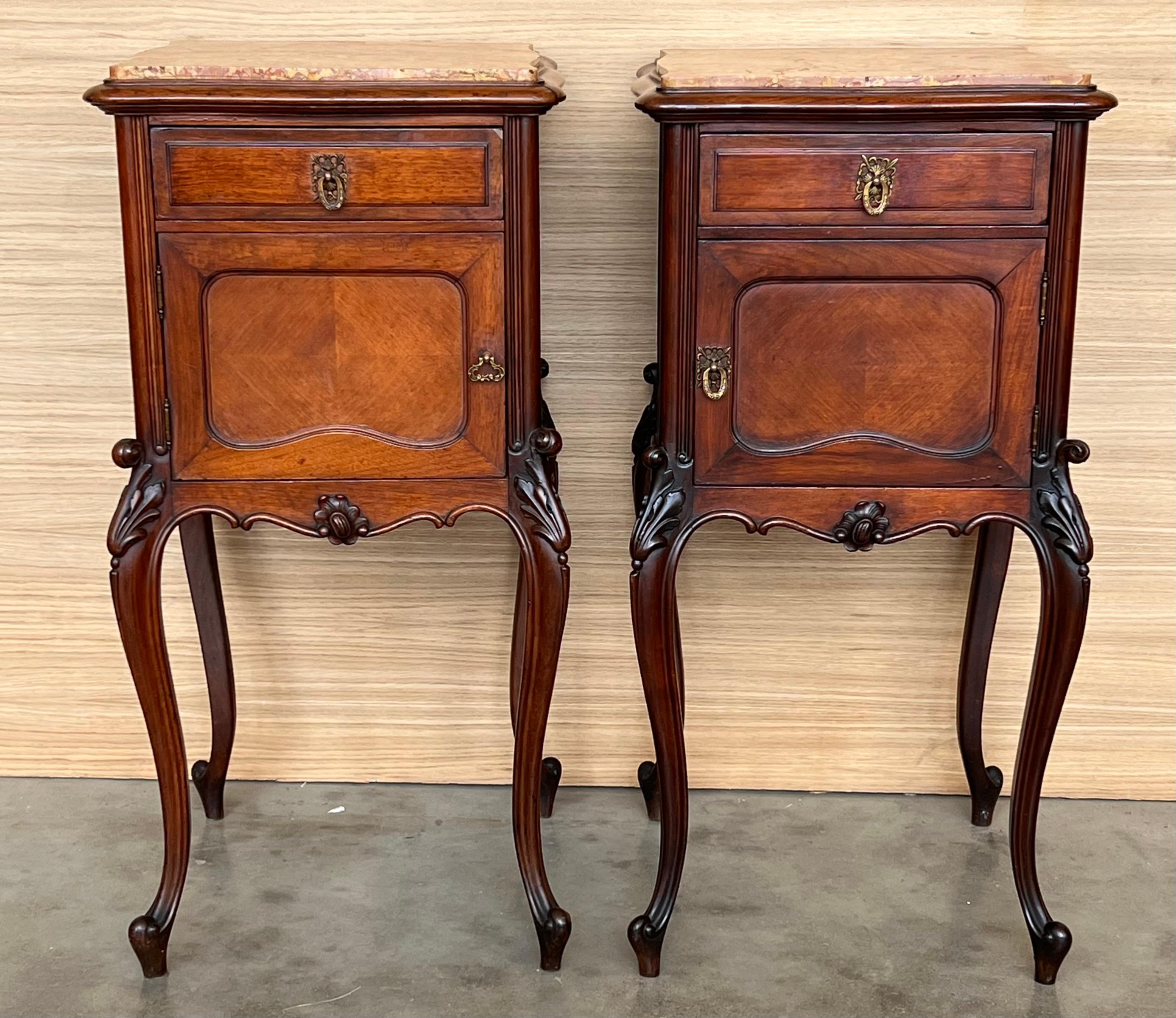 Pair of Louis XV style walnut nightstands with marble top, 1930s.
Beautiful pair of Louis XV style bedside tables, from the 30s.
They were made with walnut wood.
Its long spider legs will add a touch of elegance to your bedroom.
Each of them has a