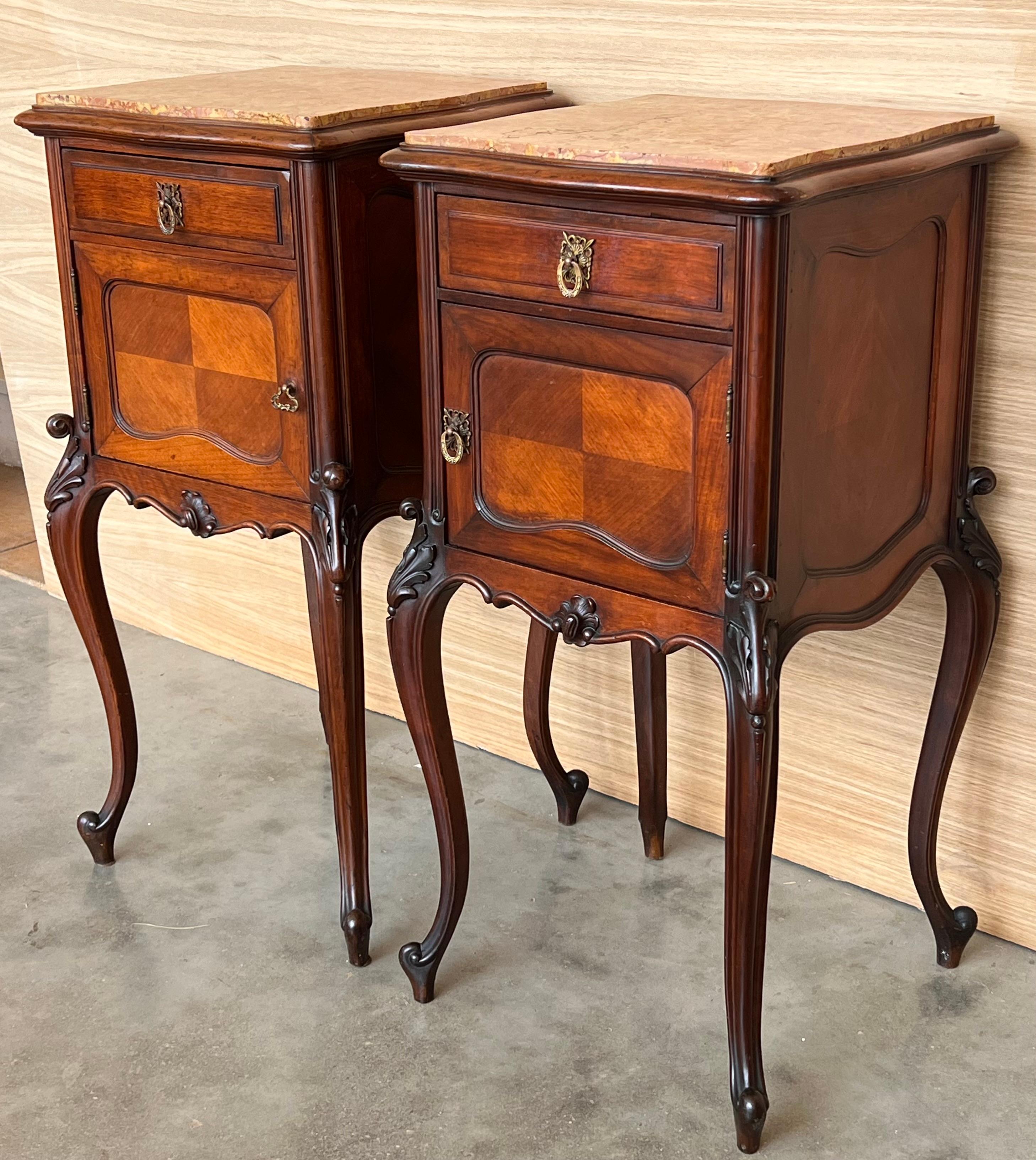 Louis XV Style Walnut Nightstands with Marble Top, 1930s, Set of 2 In Good Condition For Sale In Miami, FL