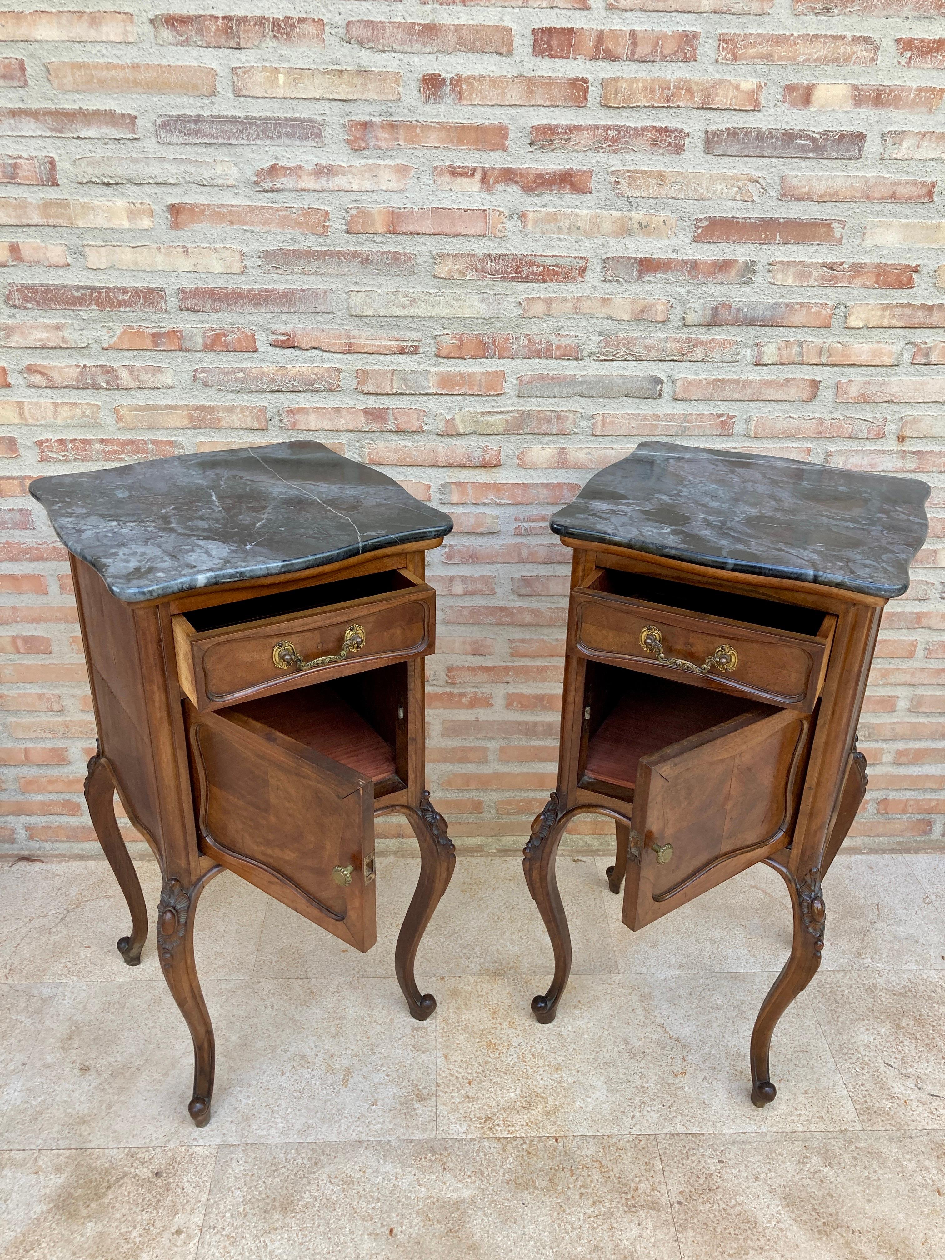 French Provincial Louis XV Style Walnut Nightstands with Marble Top, 1930s, Set of 2 For Sale