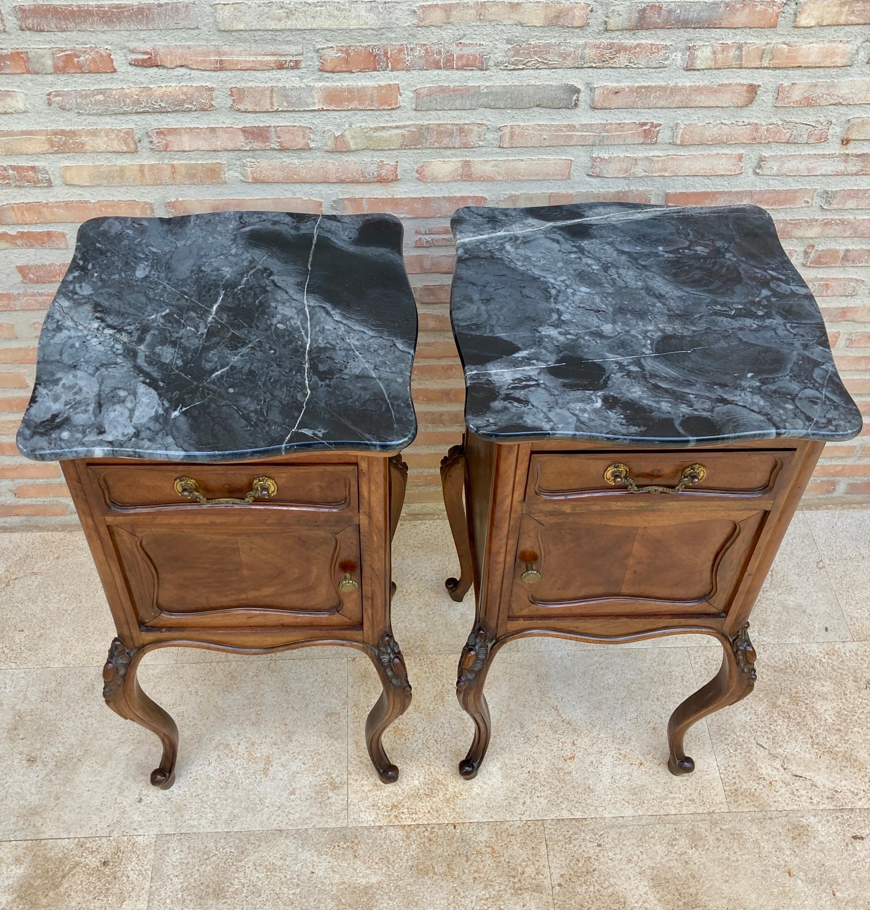 Louis XV Style Walnut Nightstands with Marble Top, 1930s, Set of 2 In Good Condition For Sale In Miami, FL