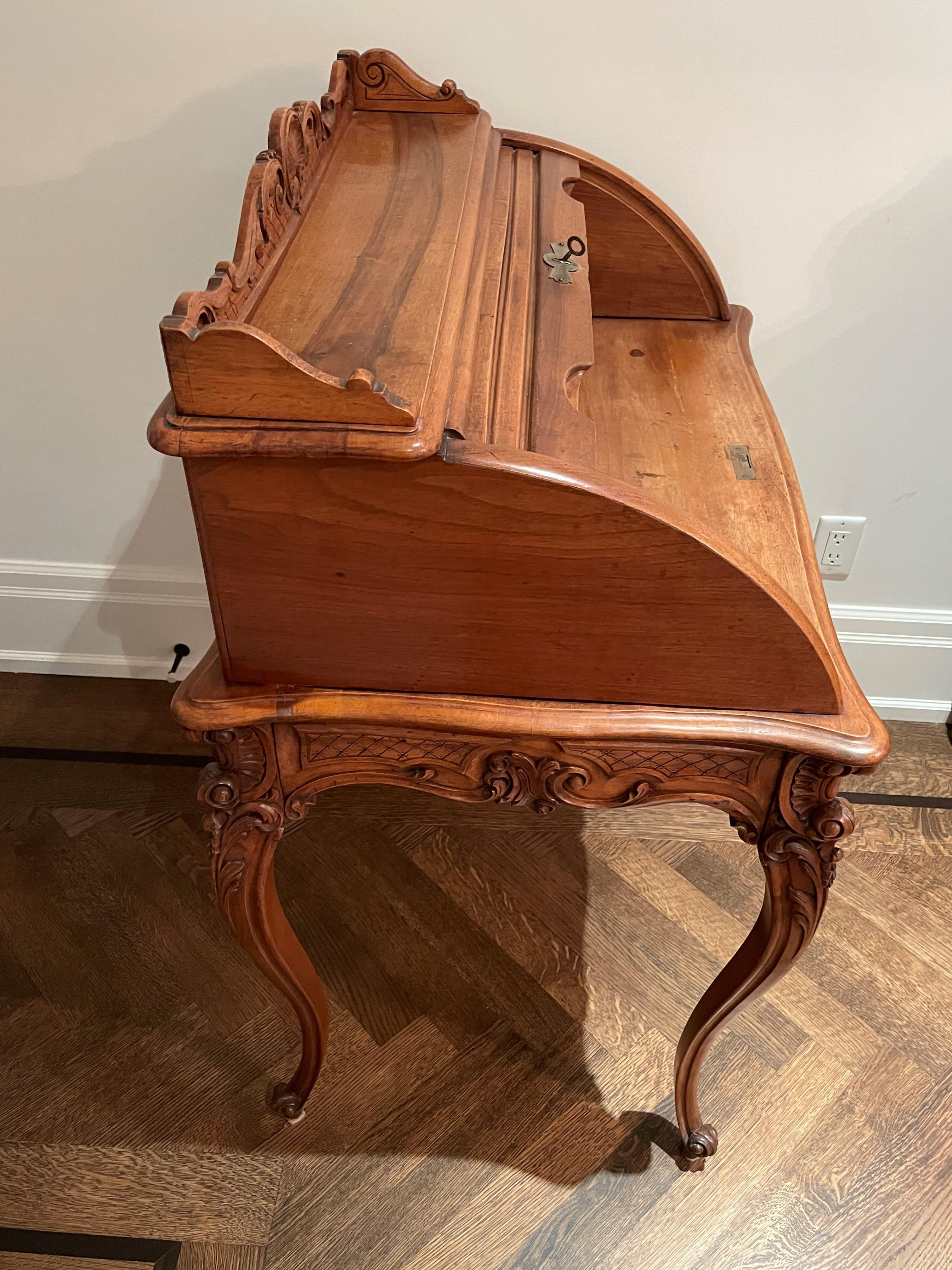Schreibtisch aus Nussbaumholz mit Rollplatte im Louis-XV-Stil und großer Schublade und oberen Fächern. (Louis XV.) im Angebot