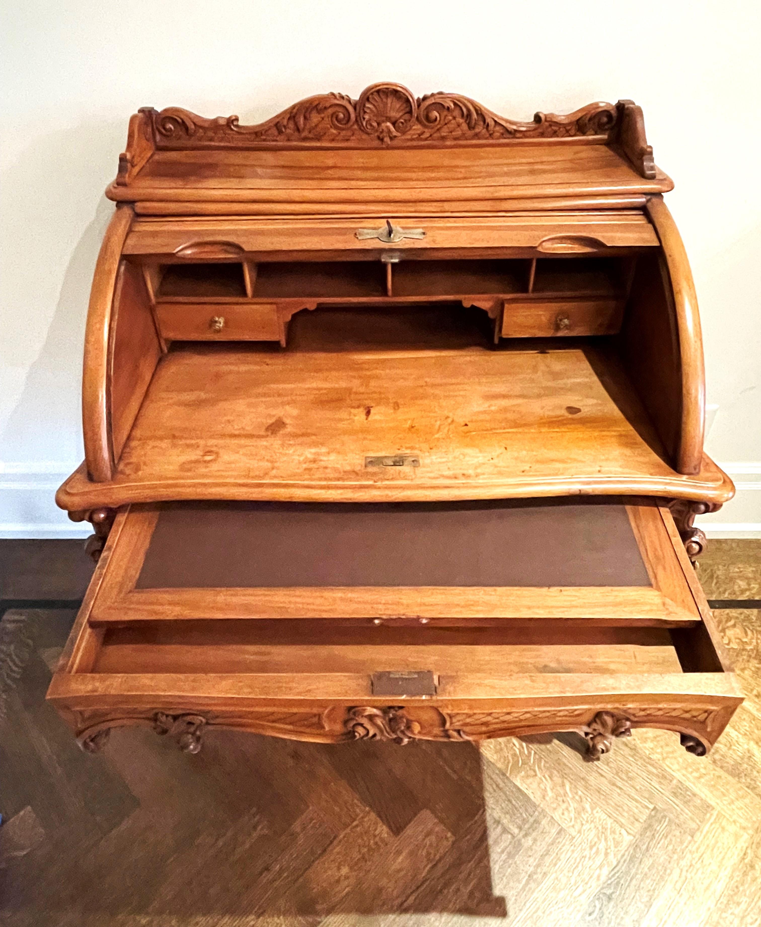 Louis XV style walnut roll top desk with large drawer and upper compartments. In Good Condition For Sale In Oakville, ON