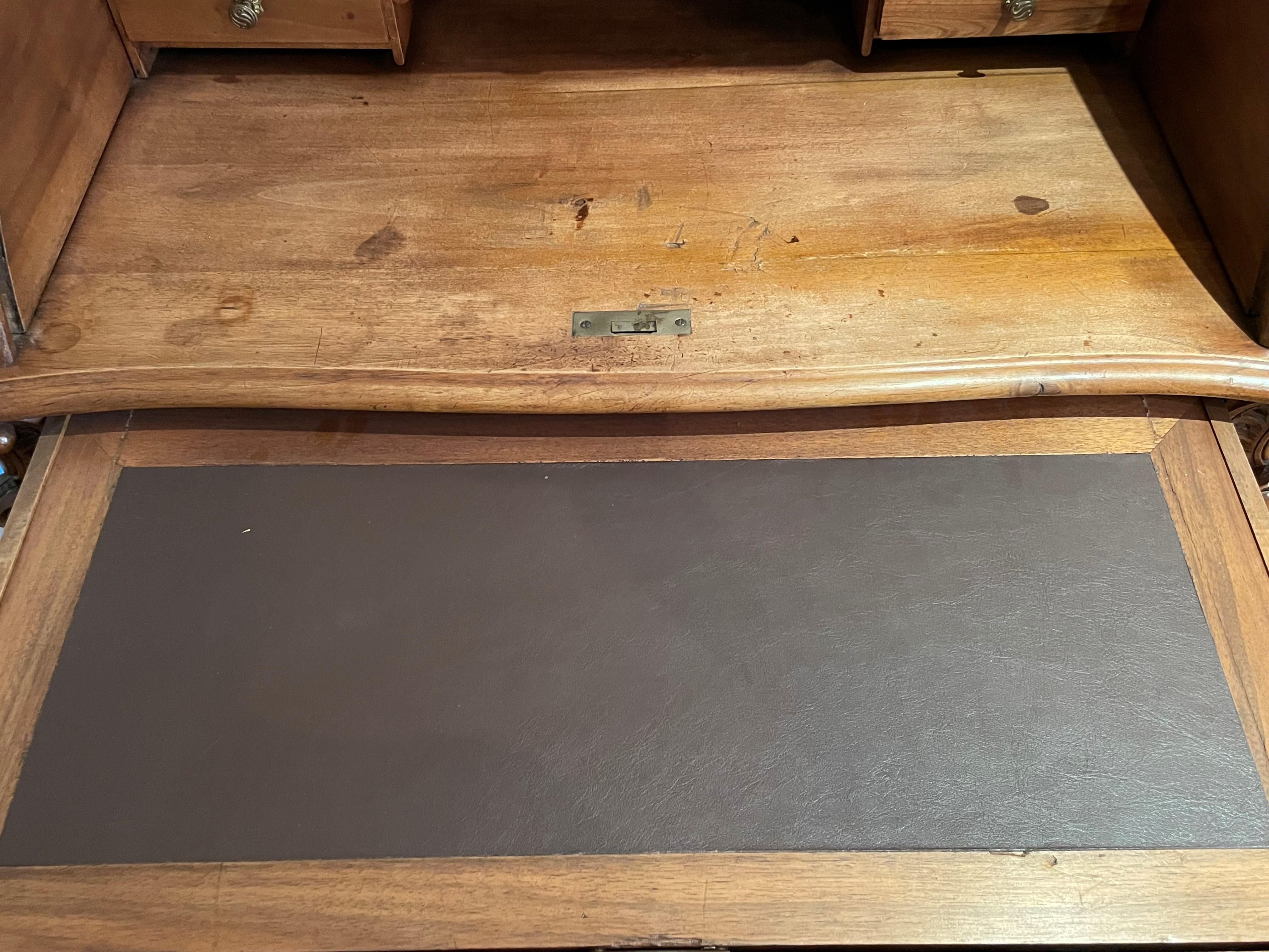 Schreibtisch aus Nussbaumholz mit Rollplatte im Louis-XV-Stil und großer Schublade und oberen Fächern. im Zustand „Gut“ im Angebot in Oakville, ON
