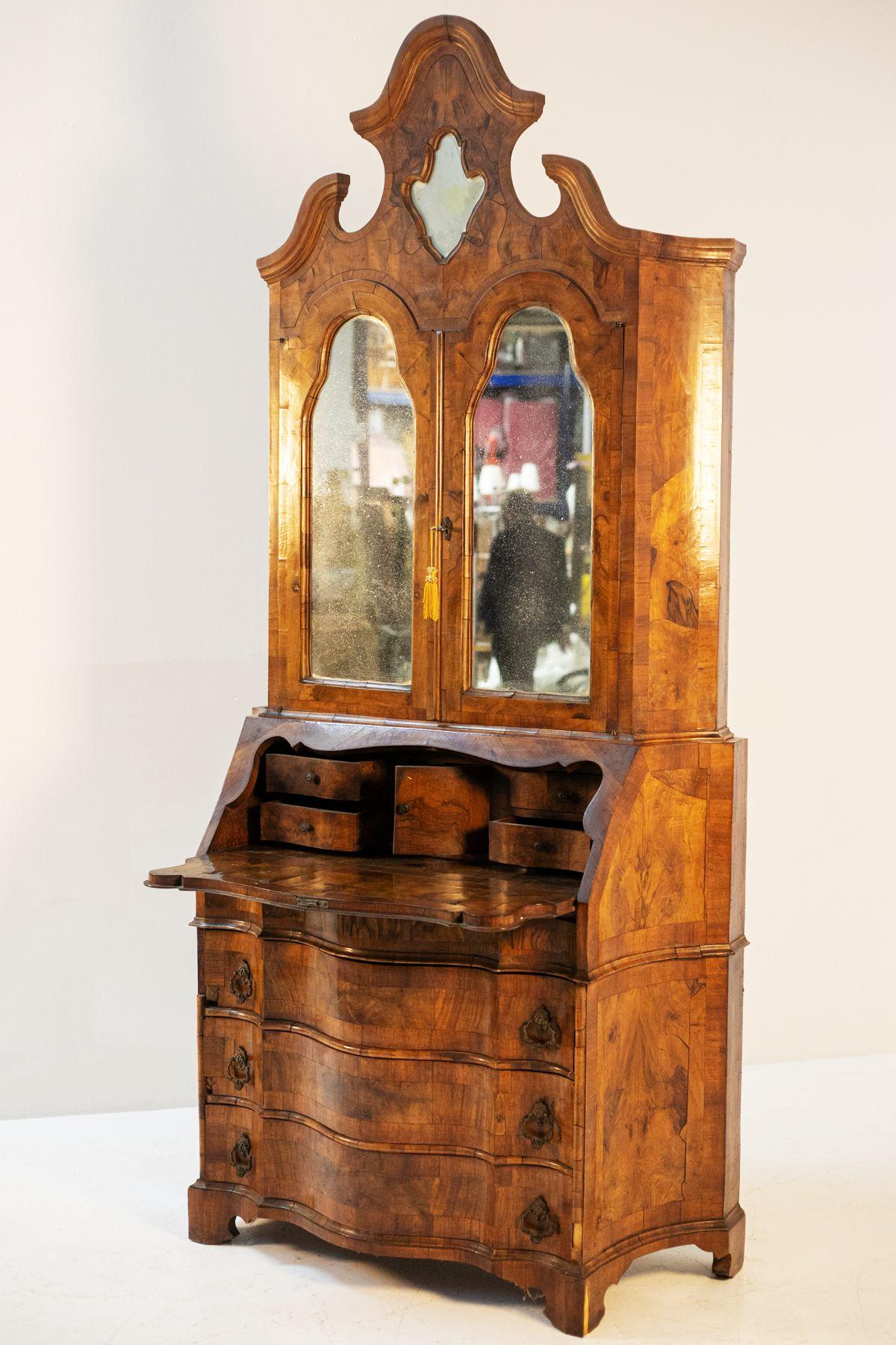 Louis XV-Stil Nussbaum-Wurzelschrank 19. Jahrhundert im Angebot 3