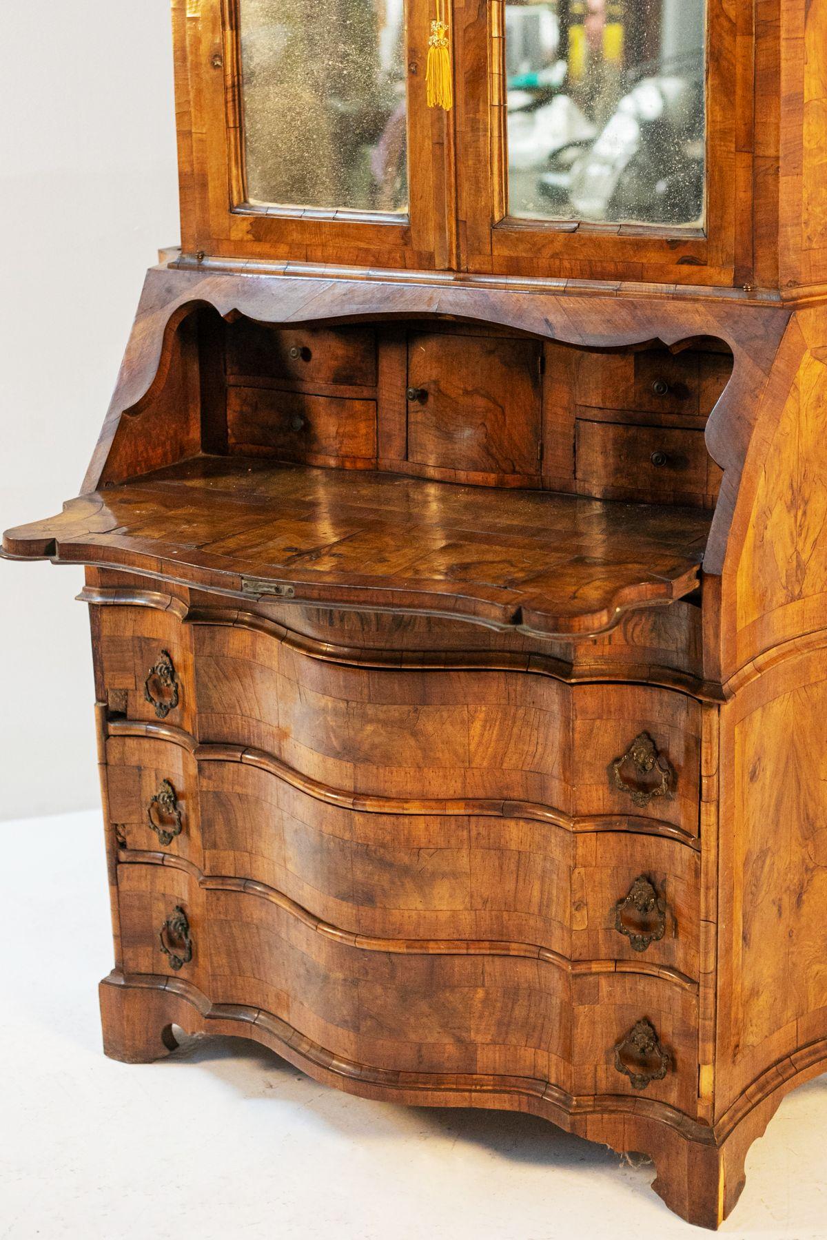 Louis XV-Stil Nussbaum-Wurzelschrank 19. Jahrhundert im Angebot 8