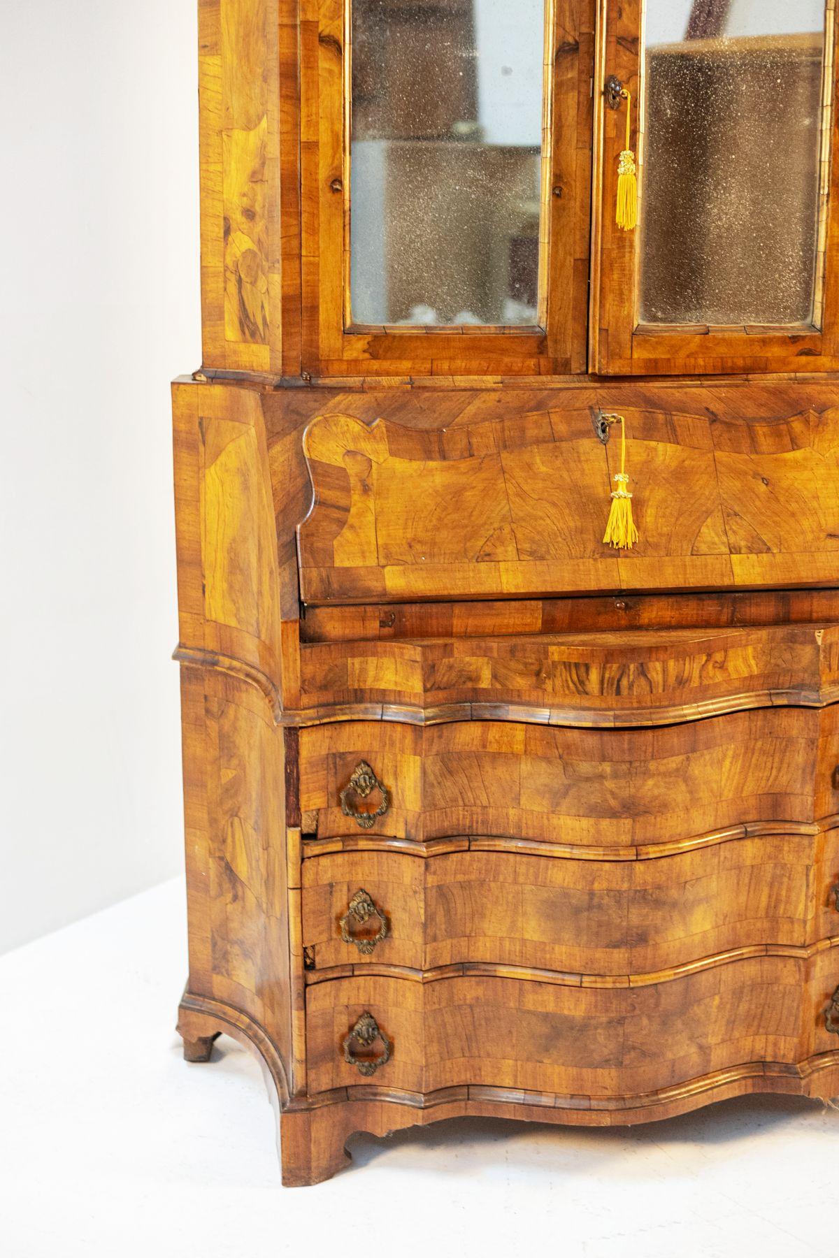 Splendid French writing cabinet from the Louis XV period from the 19th century.
The cabinet has four supporting feet with the pompous and majestic shapes of classic French furniture.
The low central body consists of 3 large chests of drawers, with