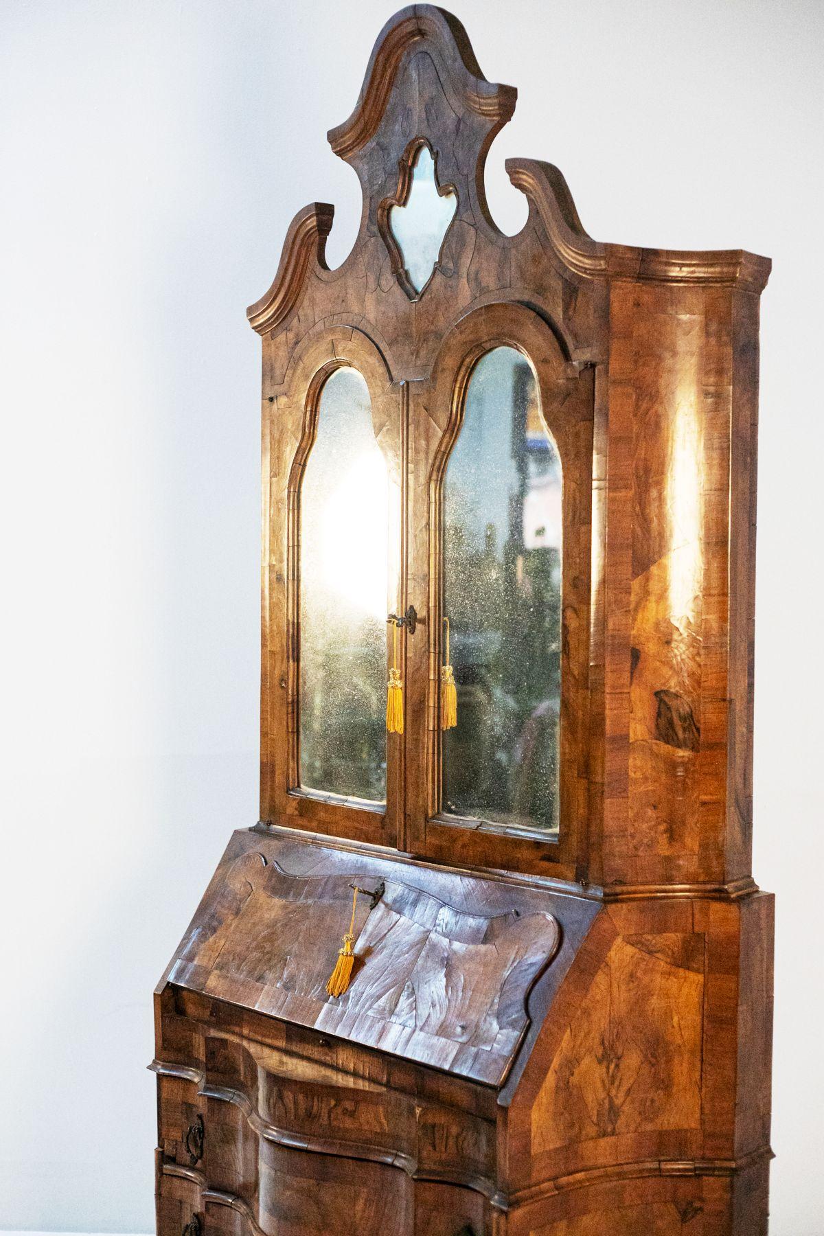 Louis XV Style Walnut Root Cabinet 19th Century In Good Condition For Sale In Milano, IT
