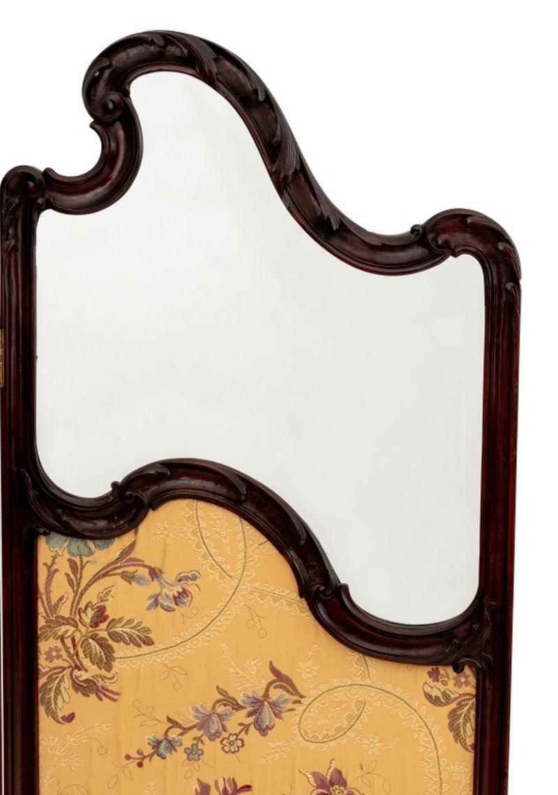 Paravento Art Nouveau in noce, seta e vetro a tre pannelli, seta gialla con motivo floreale sormontata da pannelli in vetro. Pannello: 69