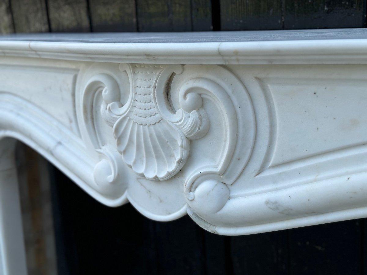 Cheminée de style Louis XV en marbre blanc de Carrare Circa 1980 en vente 4