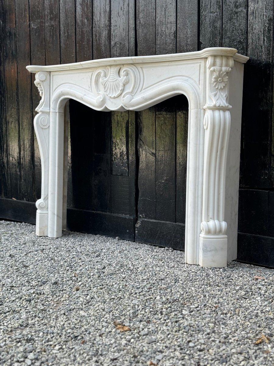 Cheminée de style Louis XV en marbre blanc de Carrare Circa 1980 Excellent état - En vente à Honnelles, WHT