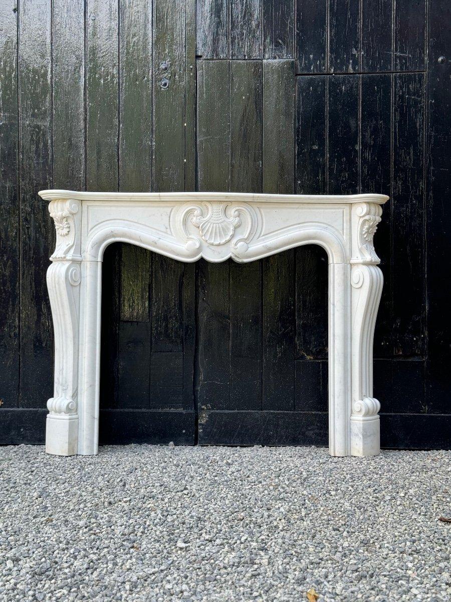 20ième siècle Cheminée de style Louis XV en marbre blanc de Carrare Circa 1980 en vente