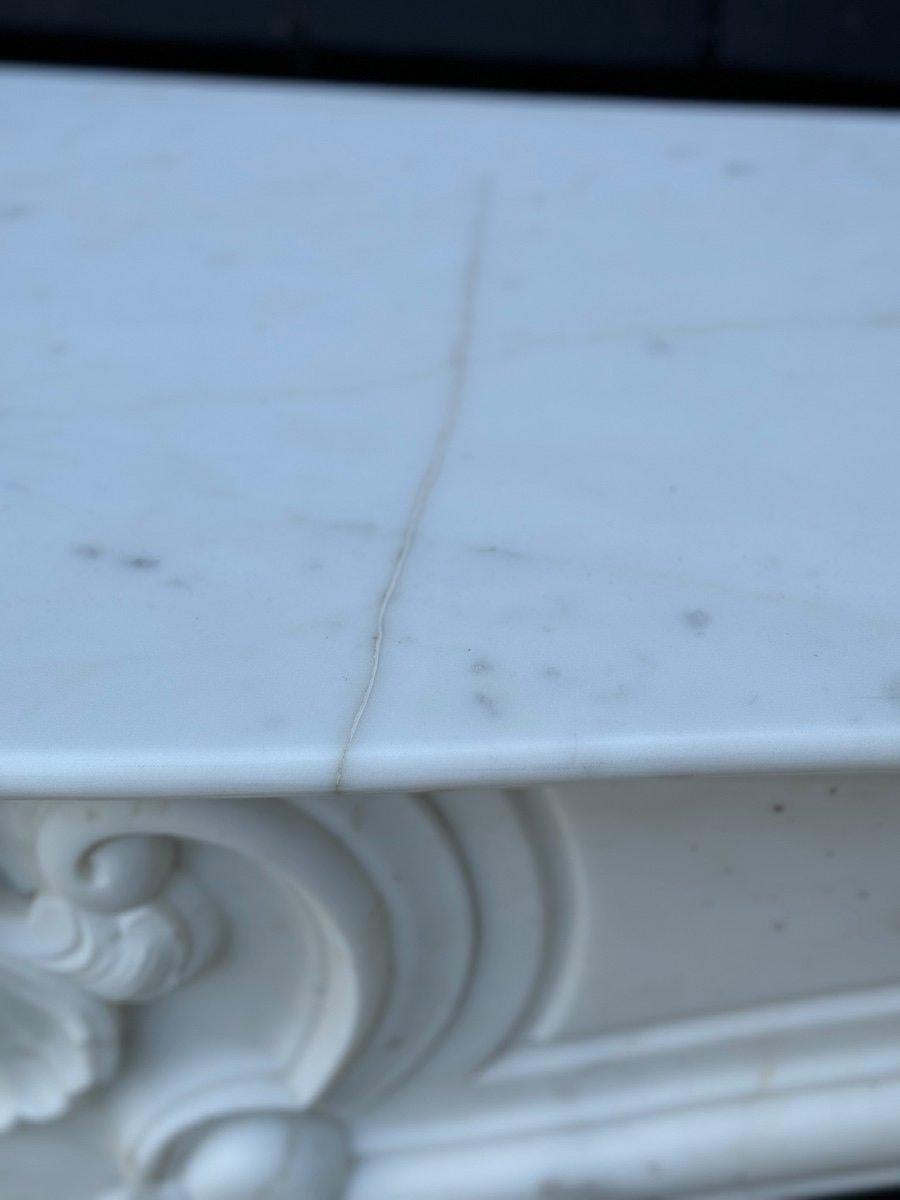Cheminée de style Louis XV en marbre blanc de Carrare Circa 1980 en vente 1