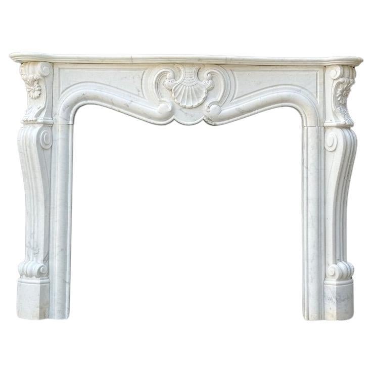 Cheminée de style Louis XV en marbre blanc de Carrare Circa 1980