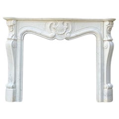 Cheminée de style Louis XV en marbre blanc de Carrare Circa 1980