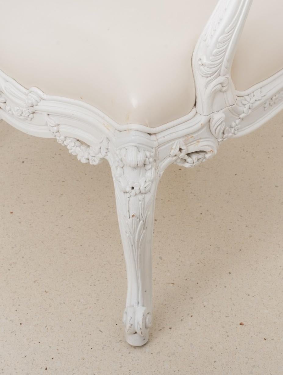 Weiß lackierte Armlehnstühle im Stil Louis XV, Paar (Kunstleder) im Angebot
