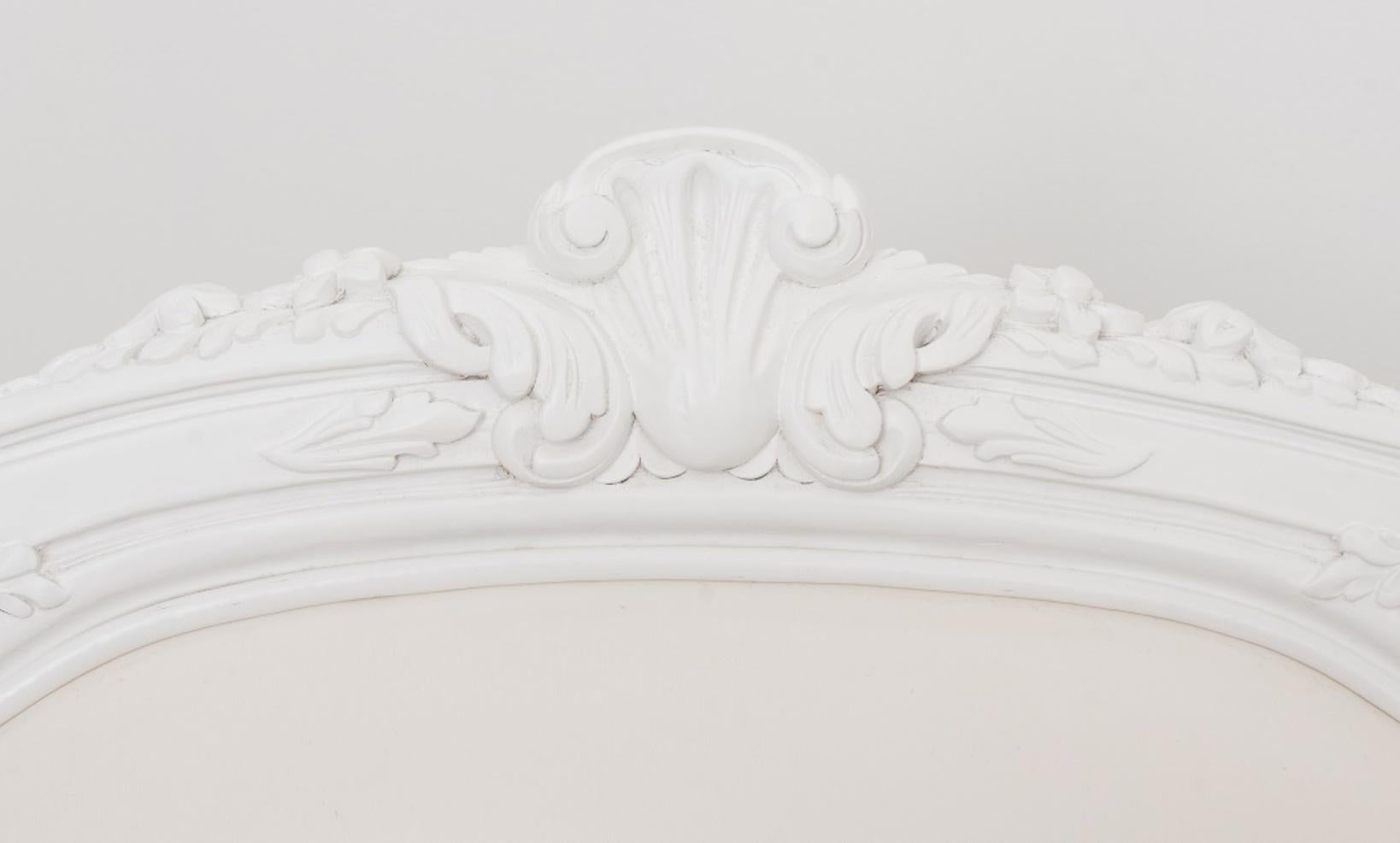 Weiß lackierte Armlehnstühle im Stil Louis XV, Paar im Angebot 2