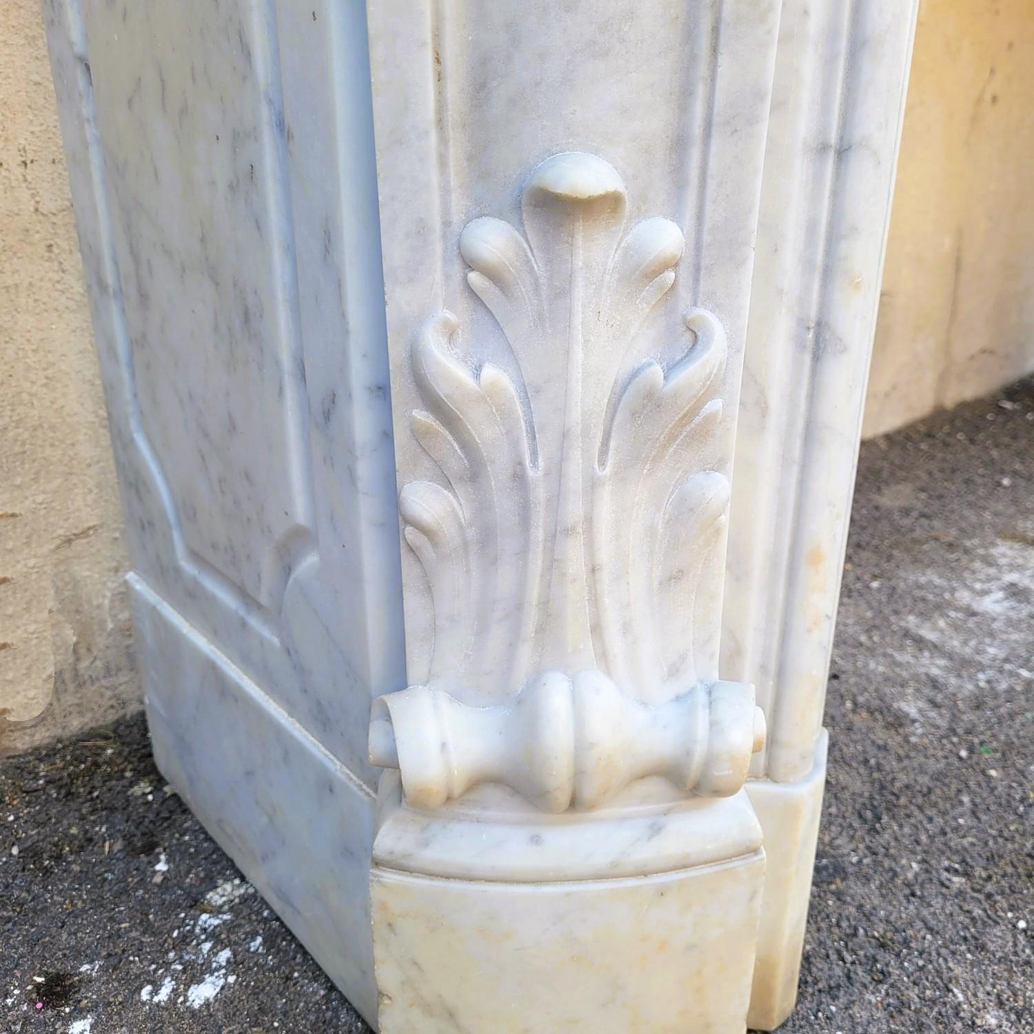 Louis XV style fireplace in white marble: the rocaille decoration of the band with the shell in the center, molded jamb, fretwork top.  

Good general condition, some chips and brown stains   

Napoleon III period   

Height 108cm  
137 x 42cm  