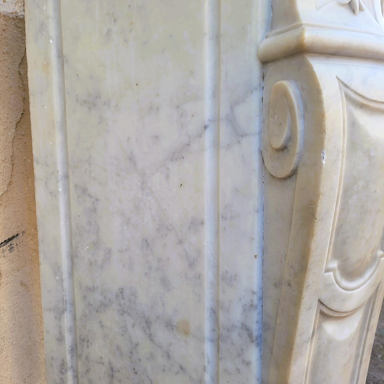 Louis XV Style White Marble Fireplace, 19th Century In Good Condition For Sale In MARSEILLE, FR