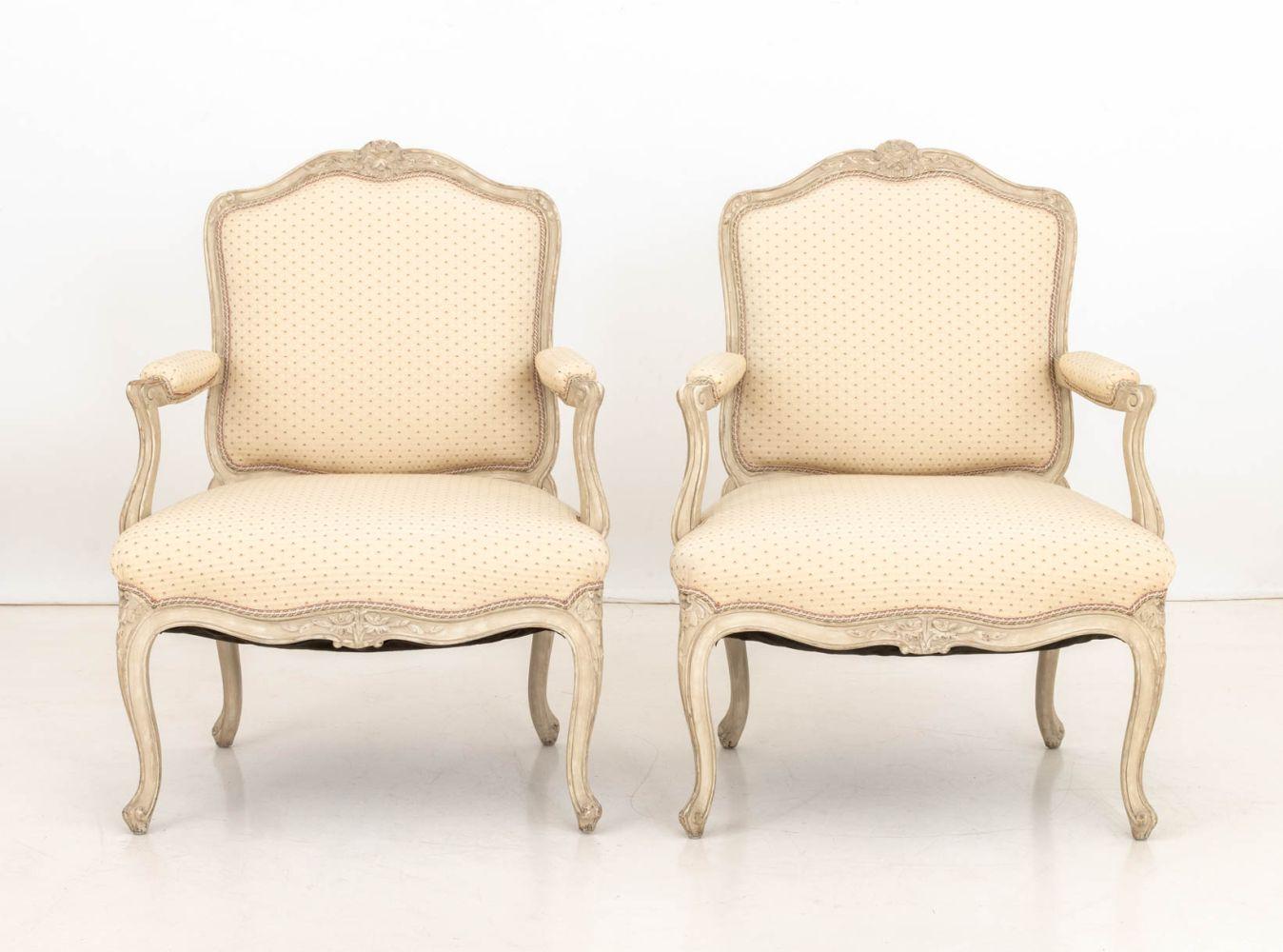 Paire de Fauteuils peints de style Louis XV, cadre en bois sculpté et peint en blanc, avec tapisserie florale rayée crème. 
37,75