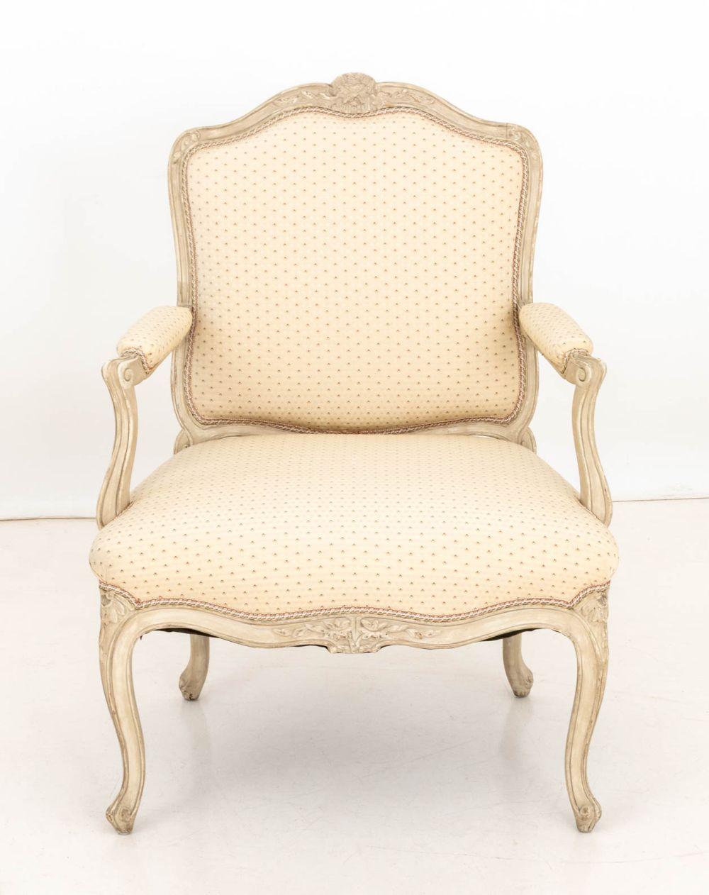 Sculpté Louis XV Style White Painted Fauteuils, Pair en vente