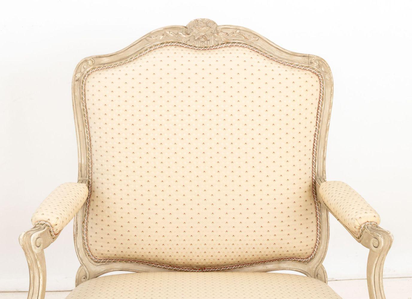 Louis XV Style White Painted Fauteuils, Pair Bon état - En vente à Astoria, NY