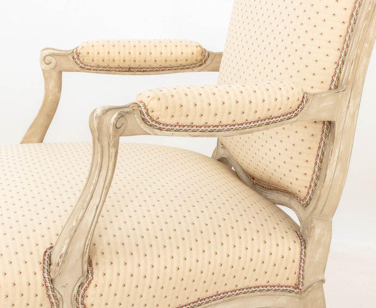 Bois Louis XV Style White Painted Fauteuils, Pair en vente