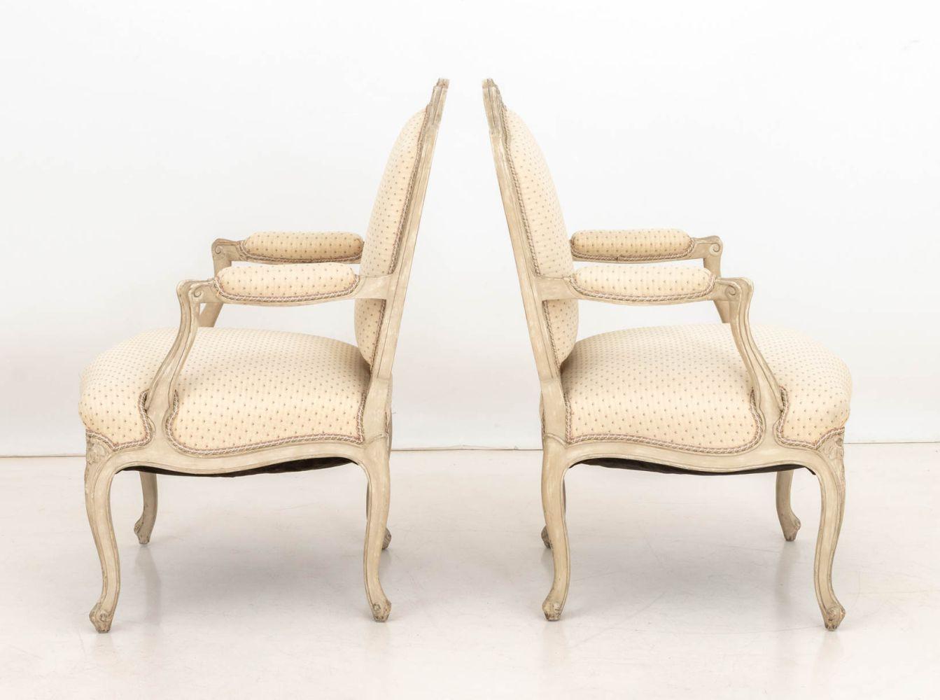 Louis XV Style White Painted Fauteuils, Pair en vente 1