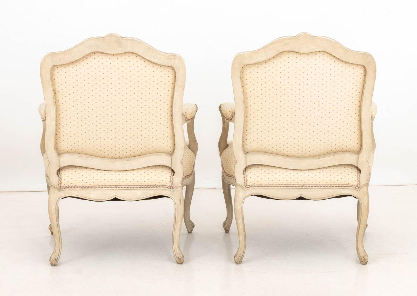 Louis XV Style White Painted Fauteuils, Pair en vente 2
